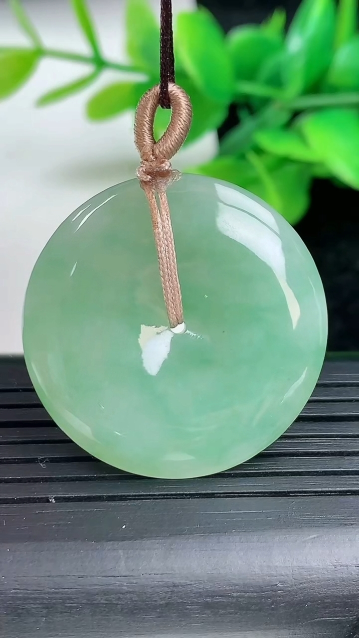 天然A货翡翠平安扣吊坠尺寸30.4-5.1重量:10.51g
3月12日