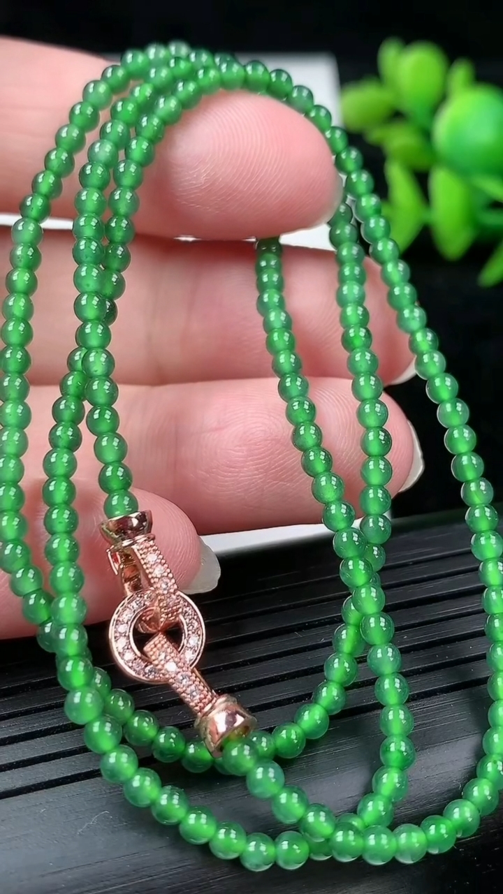天然A货翡翠小米珠项链尺寸2.8重量:9.03g
3月12日