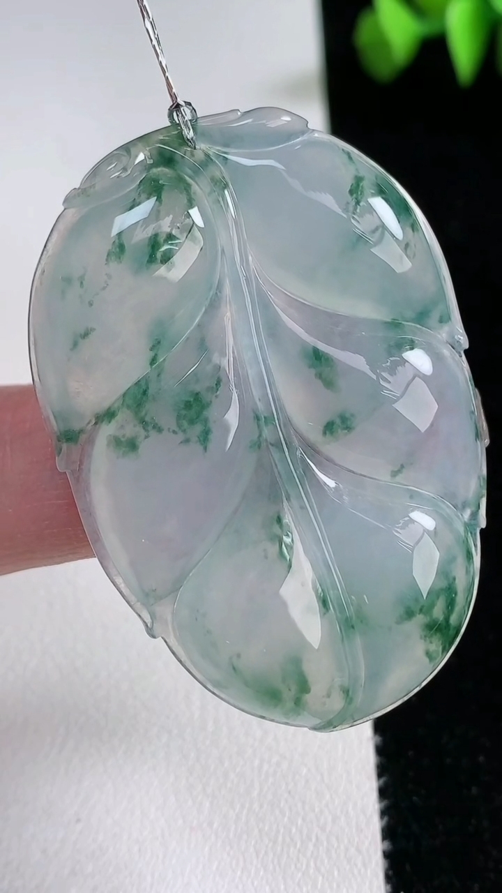 天然A货翡翠种飘花金枝玉叶 叶子吊坠，尺寸48.8-34-5.4，重量:16.63g
3月12日