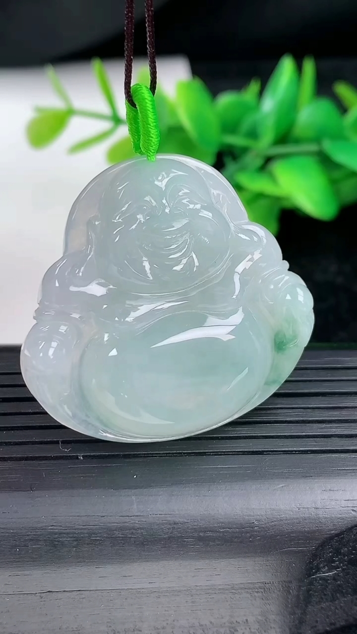 天然A货翡翠冰种飘花佛公吊坠尺寸36.8-39.1-6.4重量:14.93g
3月12日