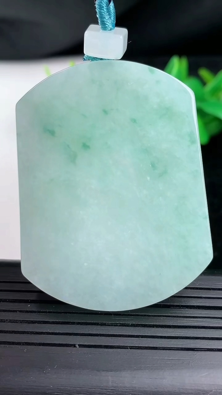 天然A货翡翠飘花无事牌吊坠尺寸52.4-40.6-5.3重量:35.86g
3月12日