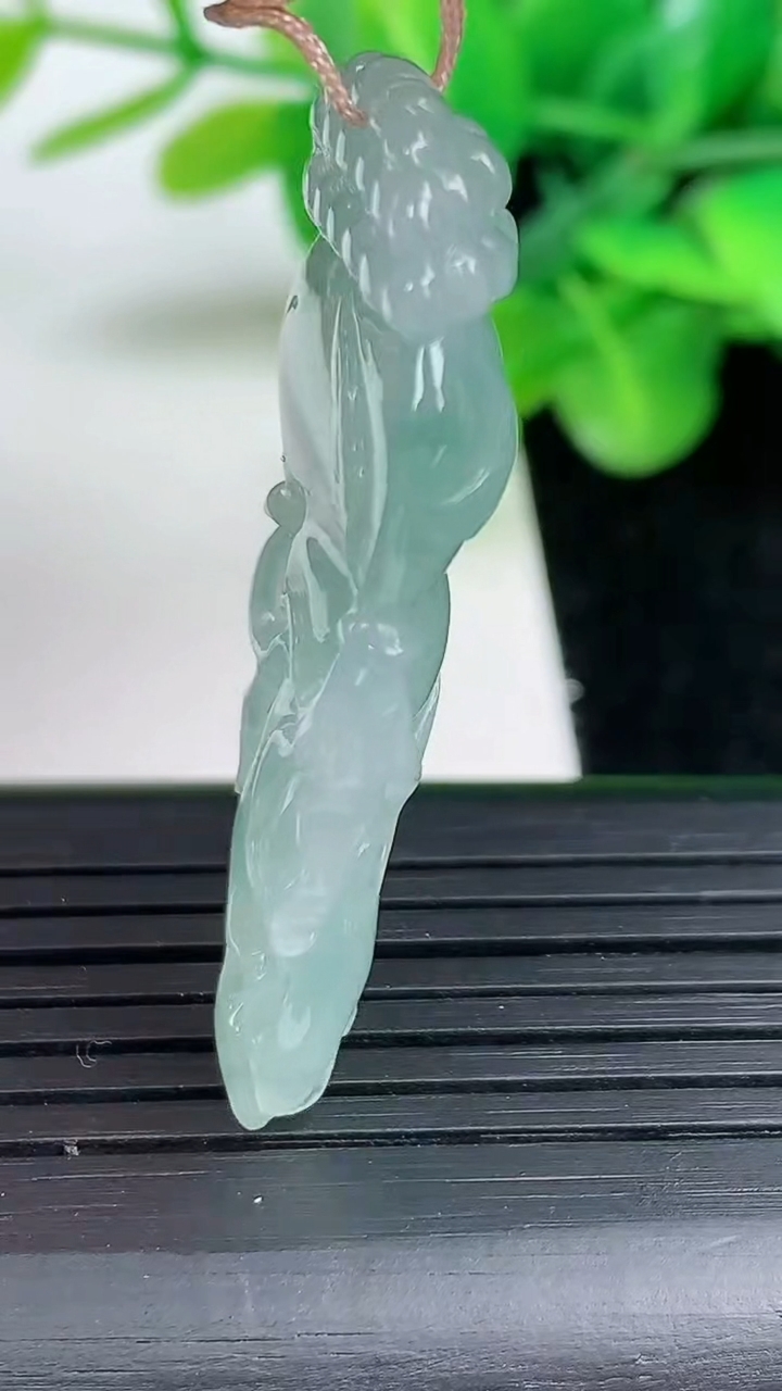 天然A货翡翠人参如意吊坠尺寸42-17.2-6.4重量:7.61g
3月12日