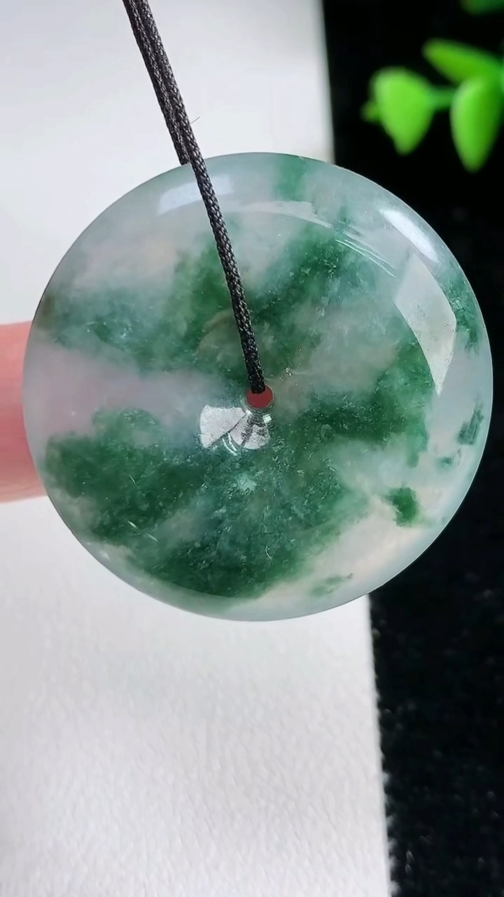 天然A货翡翠冰种飘花平安扣吊坠，尺寸34.7-6.3，重量:16.09g
3月12日