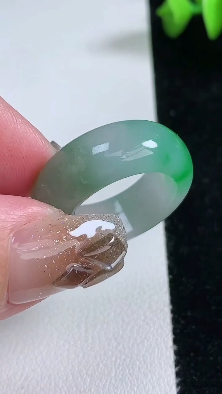天然A货翡翠指环 戒指 扳指，尺寸19.4-9.2-4.5，重量:9.24g2026年3月12日
工厂直销收藏佳品,种好水足，色泽均匀，有种有色，上手高大气！
