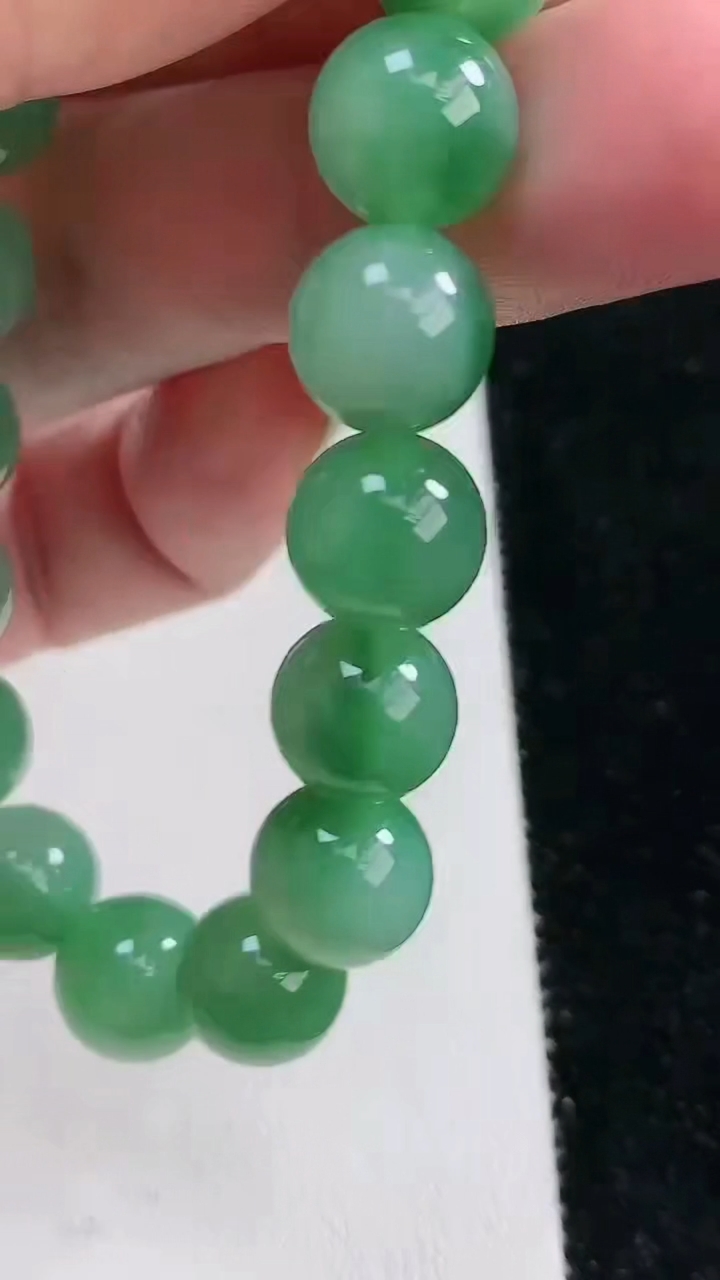 天然A货翡翠圆珠手串，尺寸9.6，重量:32.55g3月12日
工厂直销收藏佳品,种好水足，色泽均匀，有种有色，上手高大气！