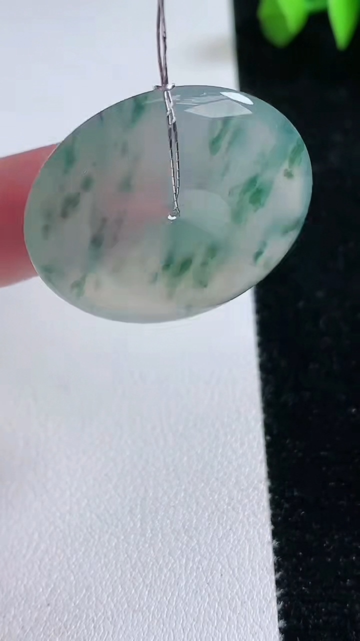 天然A货翡翠种飘花平安扣吊坠，尺寸32.6-5.7，重量:13.56g
3月12日