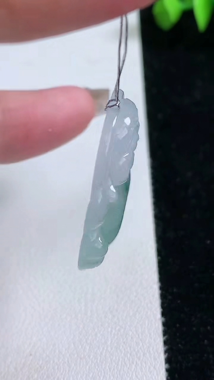 天然A货翡翠种飘花佛公吊坠，尺寸31.3-35-5.7，重量:9.94g
3月12日