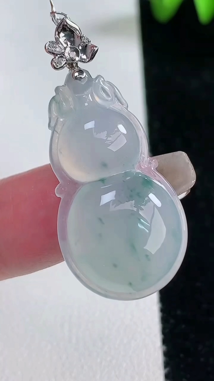 天然A货翡翠种飘花葫芦吊坠，尺寸32.7-17.7-6，重量:5.62g
3月12日