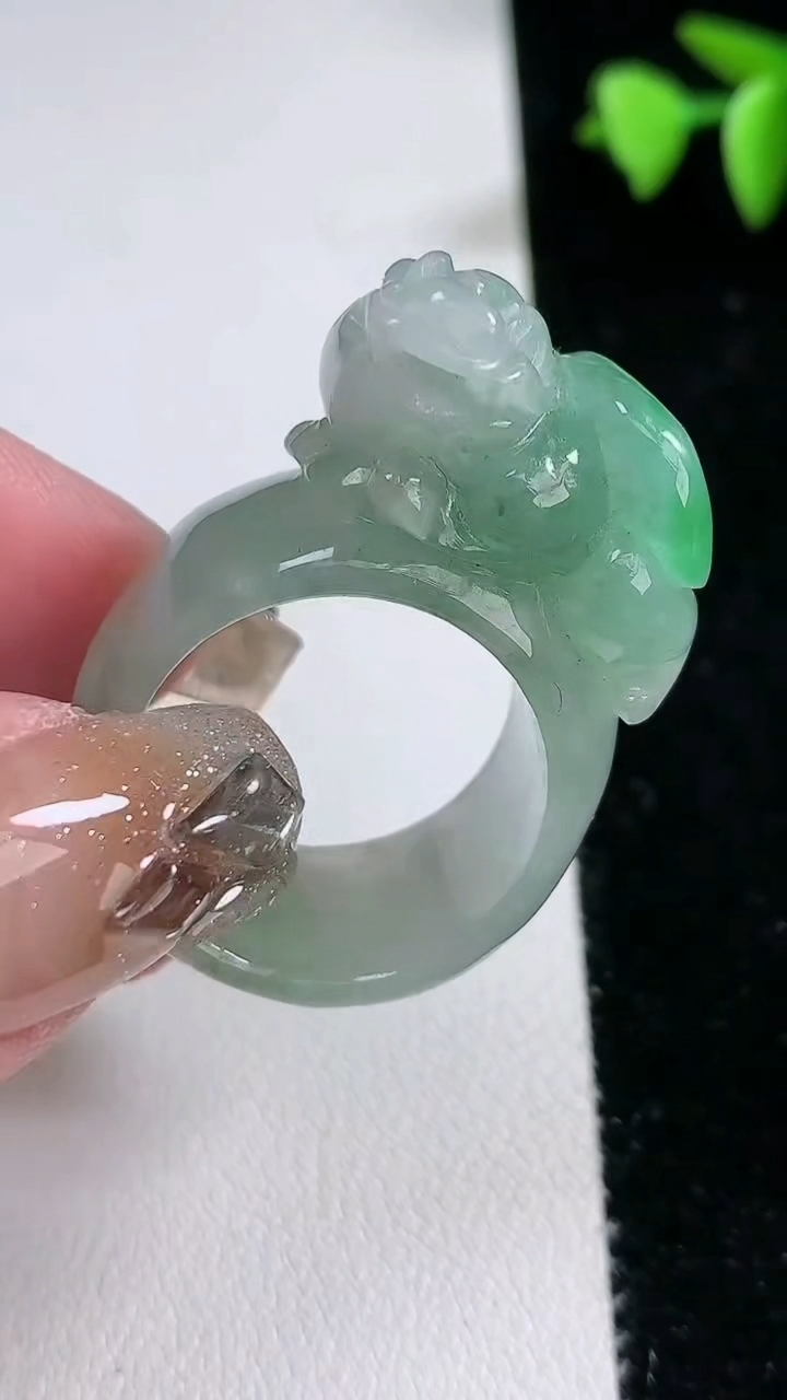 天然A货翡翠貔貅扳指 戒指，尺寸21-14-13.4，重量:18.87g2026年3月12日
工厂直销收藏佳品,种好水足，色泽均匀，有种有色，上手高大气！