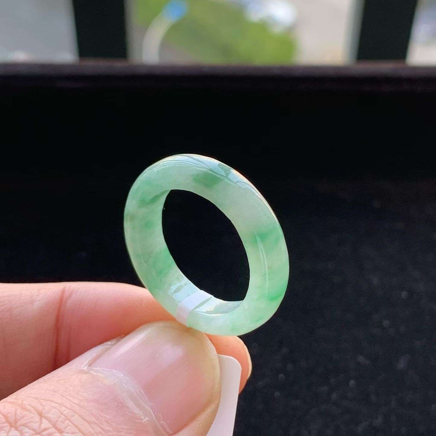 A货天然翡翠冰糯种飘绿戒指18号重量3.88
3月12日