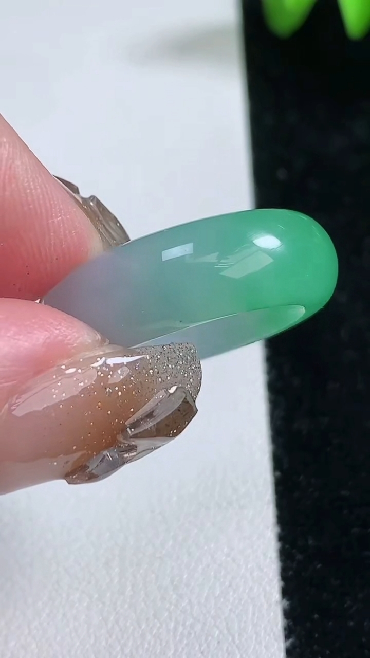 天然A货翡翠指环 戒指，尺寸17.4-8.2-4.8，重量:8.14g2026年3月12日
工厂直销收藏佳品,种好水足，色泽均匀，有种有色，上手高大气！