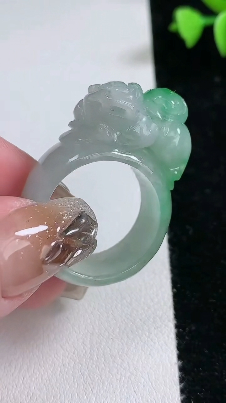 天然A货翡翠貔貅扳指 戒指，尺寸21-12-13，重量:15.55g2026年3月12日
工厂直销收藏佳品,种好水足，色泽均匀，有种有色，上手高大气！