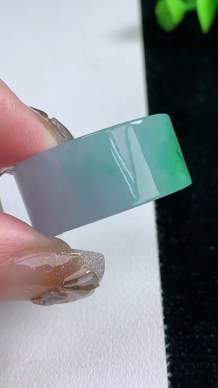 天然A货翡翠方形指环 扳指 戒指，尺寸19.3-14-6，重量:24.93g2026年3月12日
工厂直销收藏佳品,种好水足，色泽均匀，有种有色，上手高大气！