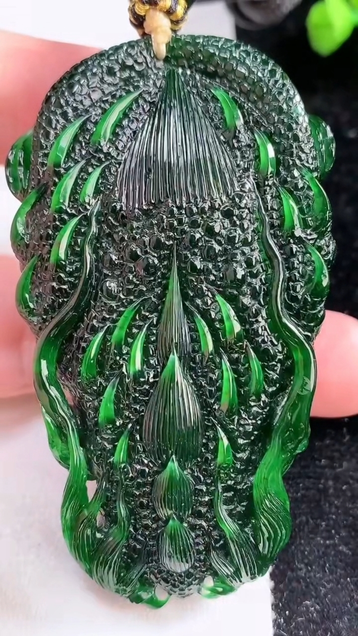 天然A货翡翠龙牌吊坠，尺寸72-41-20.5，重量:103.21g
3月12日