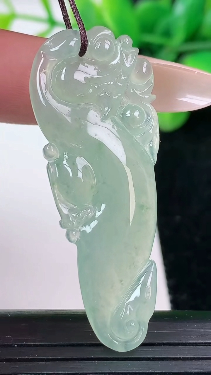 天然A货翡翠冰种飘花龙牌吊坠尺寸46.3-17.7-3.2重量:5.54g
3月12日