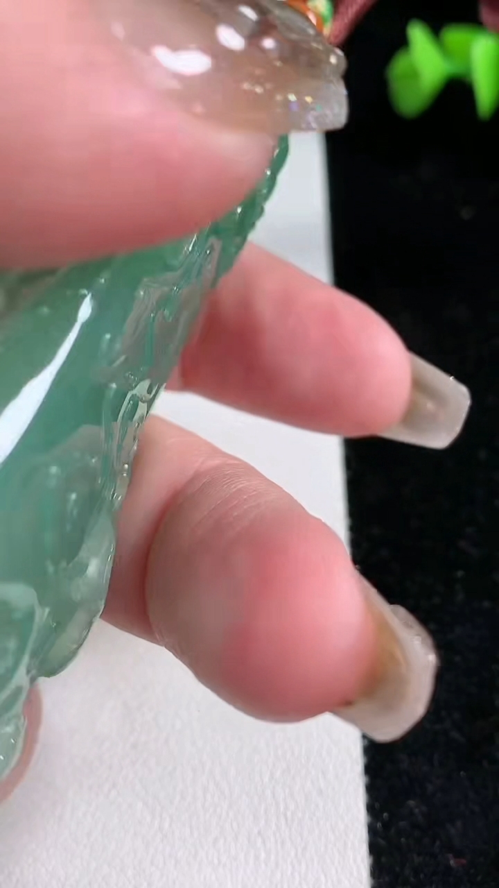 天然A货翡翠龙牌吊坠，尺寸72.3-43-15，重量:66.12g
3月12日