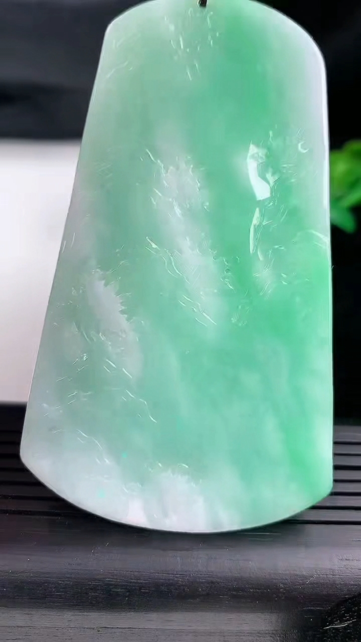 天然A货翡翠山水牌吊坠尺寸78.6-45.4-5.1重量:43.39g
3月12日