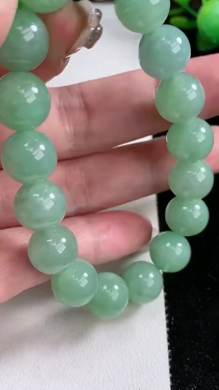 天然A货翡翠圆珠手串，尺寸11.8，重量:48.09g3月12日
工厂直销收藏佳品,种好水足，色泽均匀，有种有色，上手高大气！