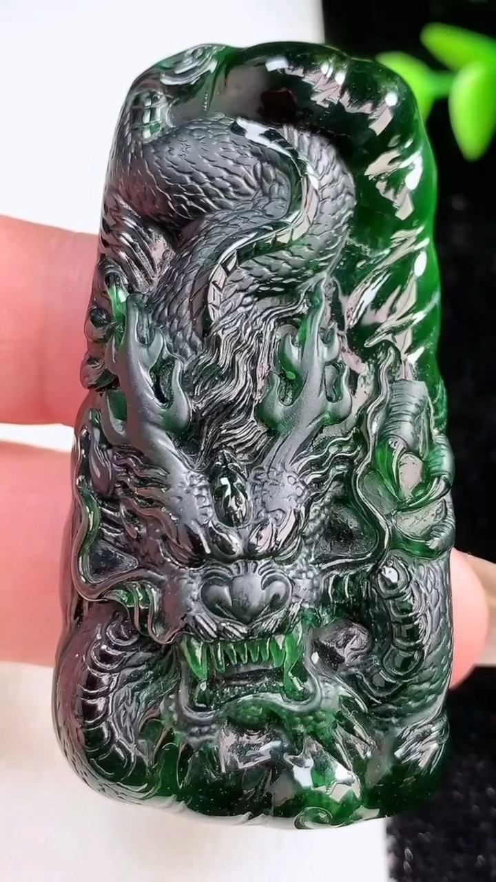 天然A货翡翠龙牌吊坠，尺寸60.3-30.3-10.5，重量:33.14g
3月12日