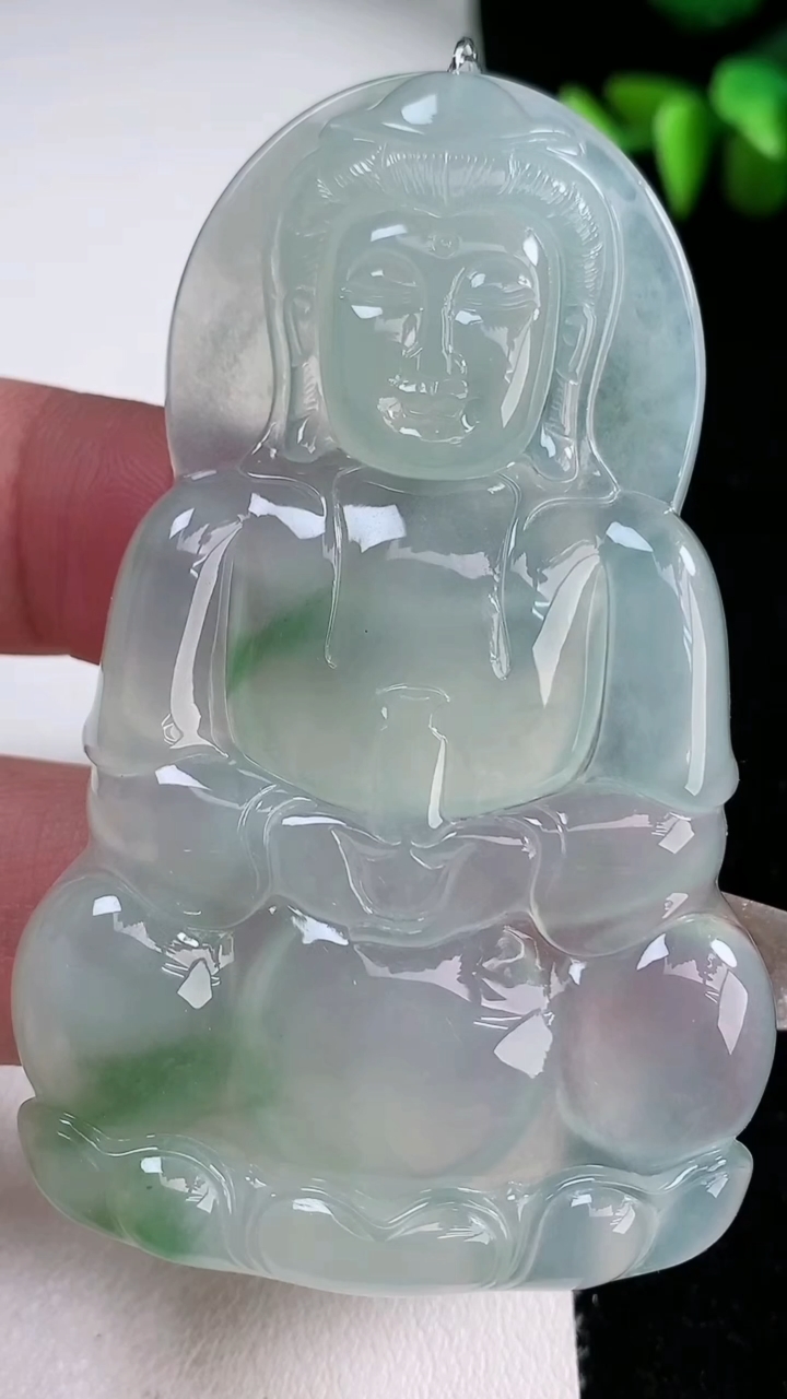 天然A货翡翠种飘花正装观音菩萨吊坠，尺寸70.5-43.5-5.5，重量:34.45g
3月12日