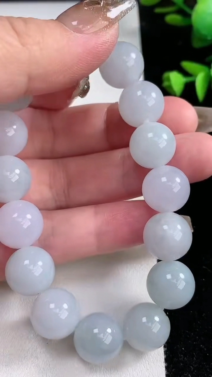 天然A货翡翠圆珠手串，尺寸12.8，重量:60.04g3月12日
工厂直销收藏佳品,种好水足，色泽均匀，有种有色，上手高大气！