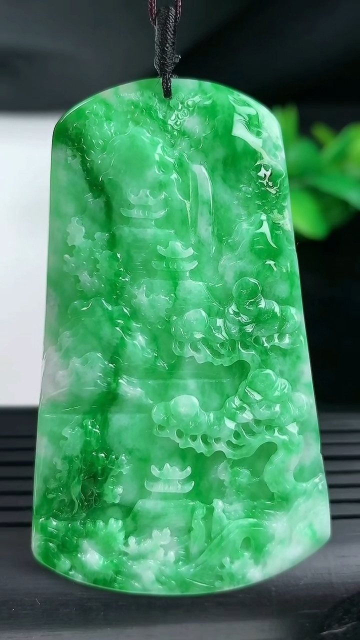天然A货翡翠山水牌吊坠尺寸64.2-37.5-3.2重量:21.67g
3月12日