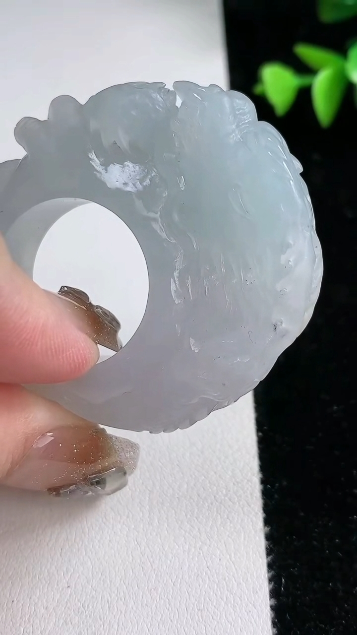 天然A货翡翠龙头扳指 戒指，尺寸22.2-12.3-10.7，重量:42.88g2026年3月12日
工厂直销收藏佳品,种好水足，色泽均匀，有种有色，上手高大气！