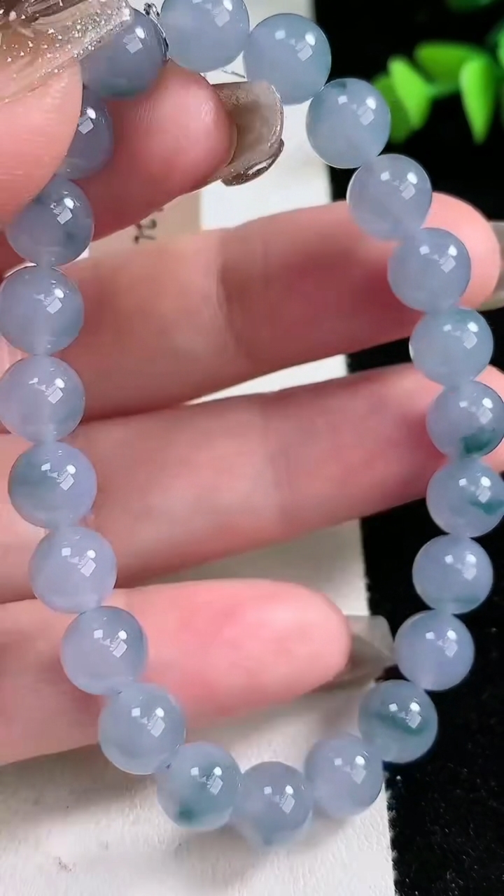 天然A货翡翠种紫罗兰 飘花圆珠手串，尺寸7.8，重量:20.68g3月12日
工厂直销收藏佳品,种好水足，色泽均匀，有种有色，上手高大气！