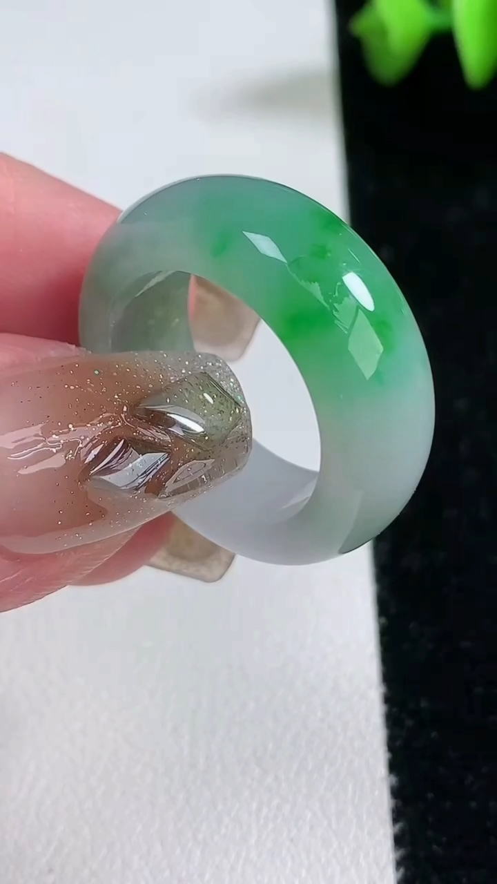 天然A货翡翠指环 戒指 扳指，尺寸19.4-9.2-4.5，重量:9.24g2026年3月12日
工