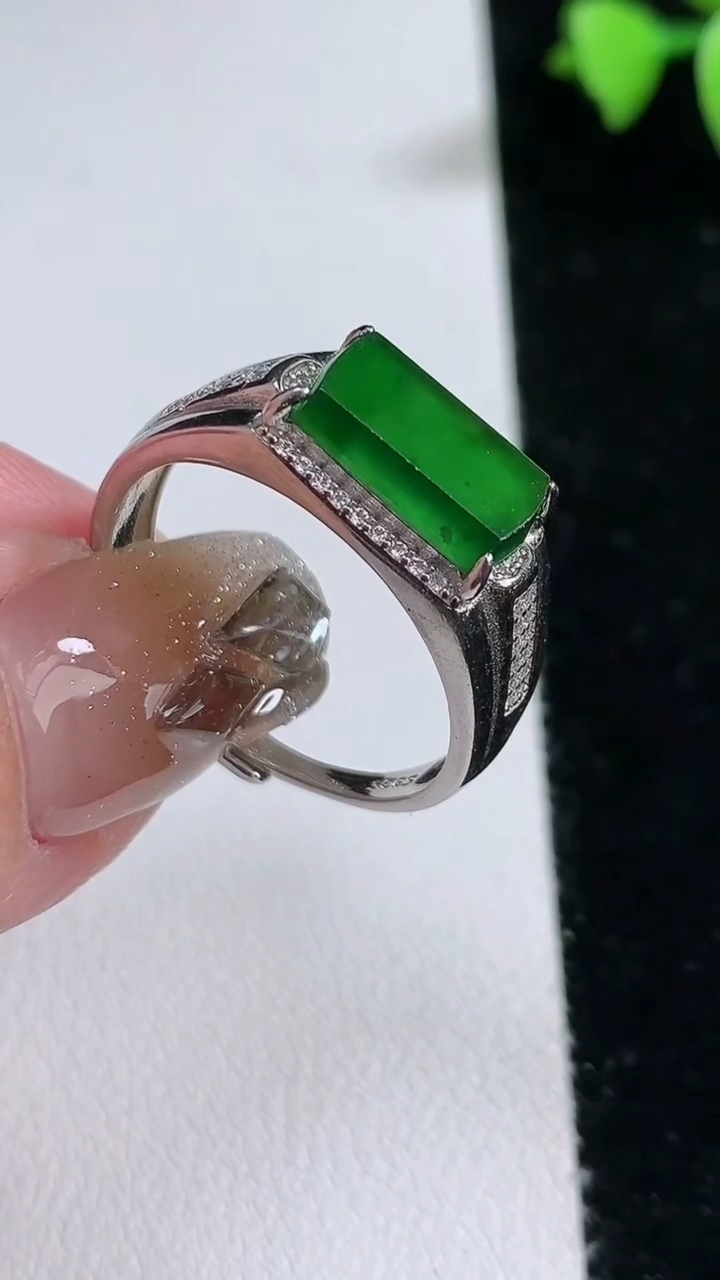 天然A货翡翠马鞍戒指，尺寸11.8-6.5，重量:4.38g2026年3月12日
工厂直销收藏佳品,种好水足，色泽均匀，有种有色，上手高大气！