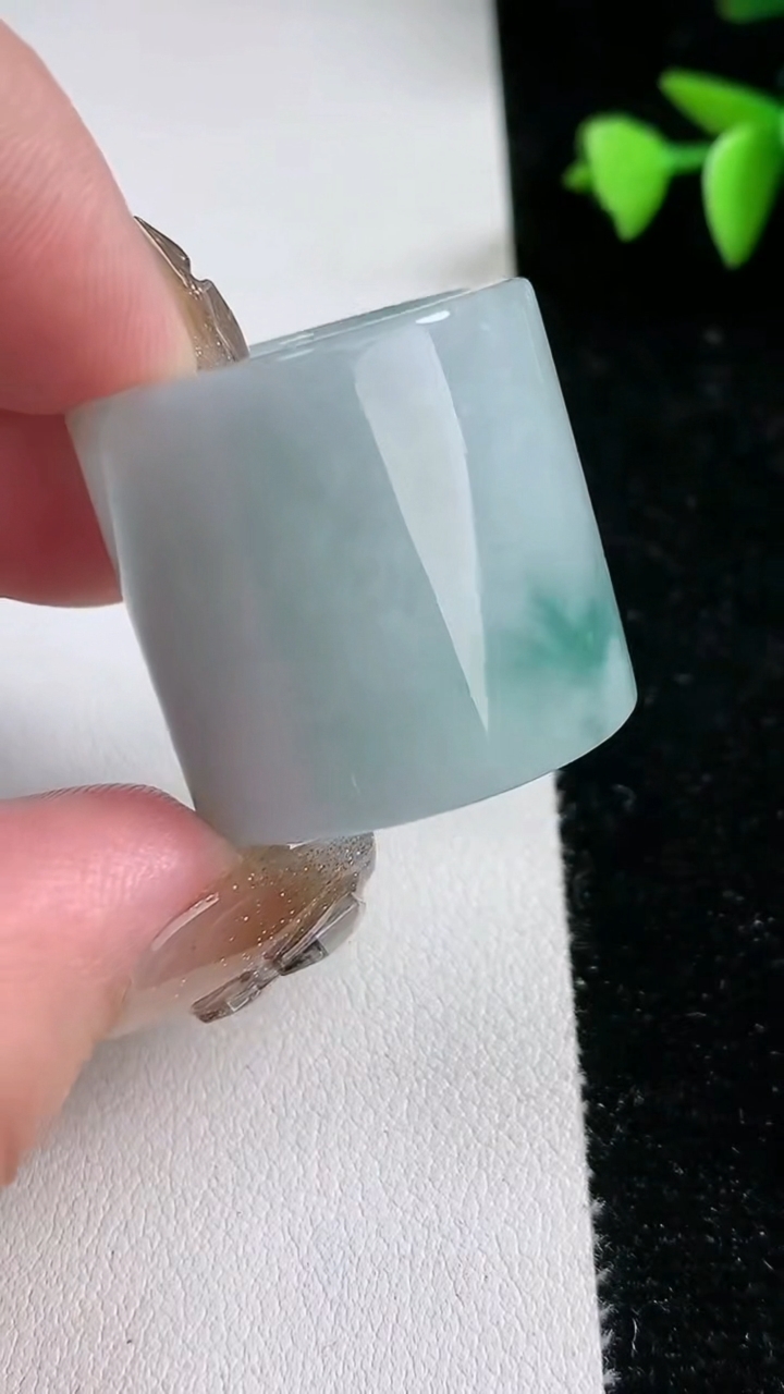 天然A货翡翠飘花扳指 戒指，尺寸22.3-26-2.8，重量:21.96g2026年3月12日
工厂直销收藏佳品,种好水足，色泽均匀，有种有色，上手高大气！