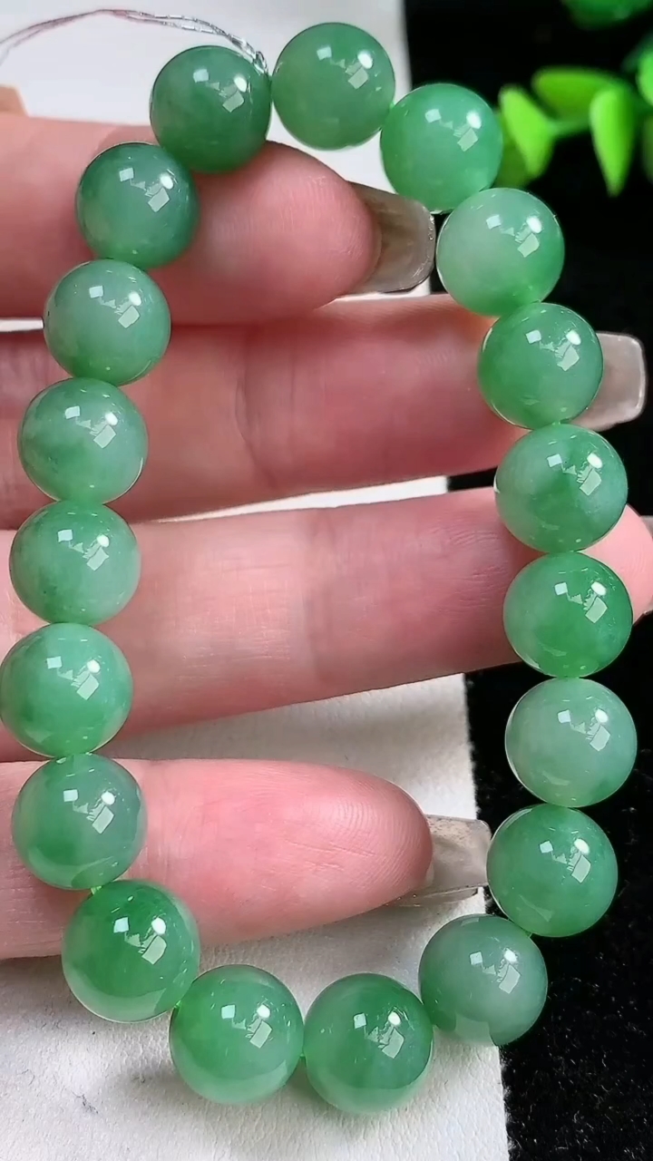 天然A货翡翠圆珠手串，尺寸9.6，重量:32.55g3月12日
工厂直销收藏佳品,种好水足，色泽均匀