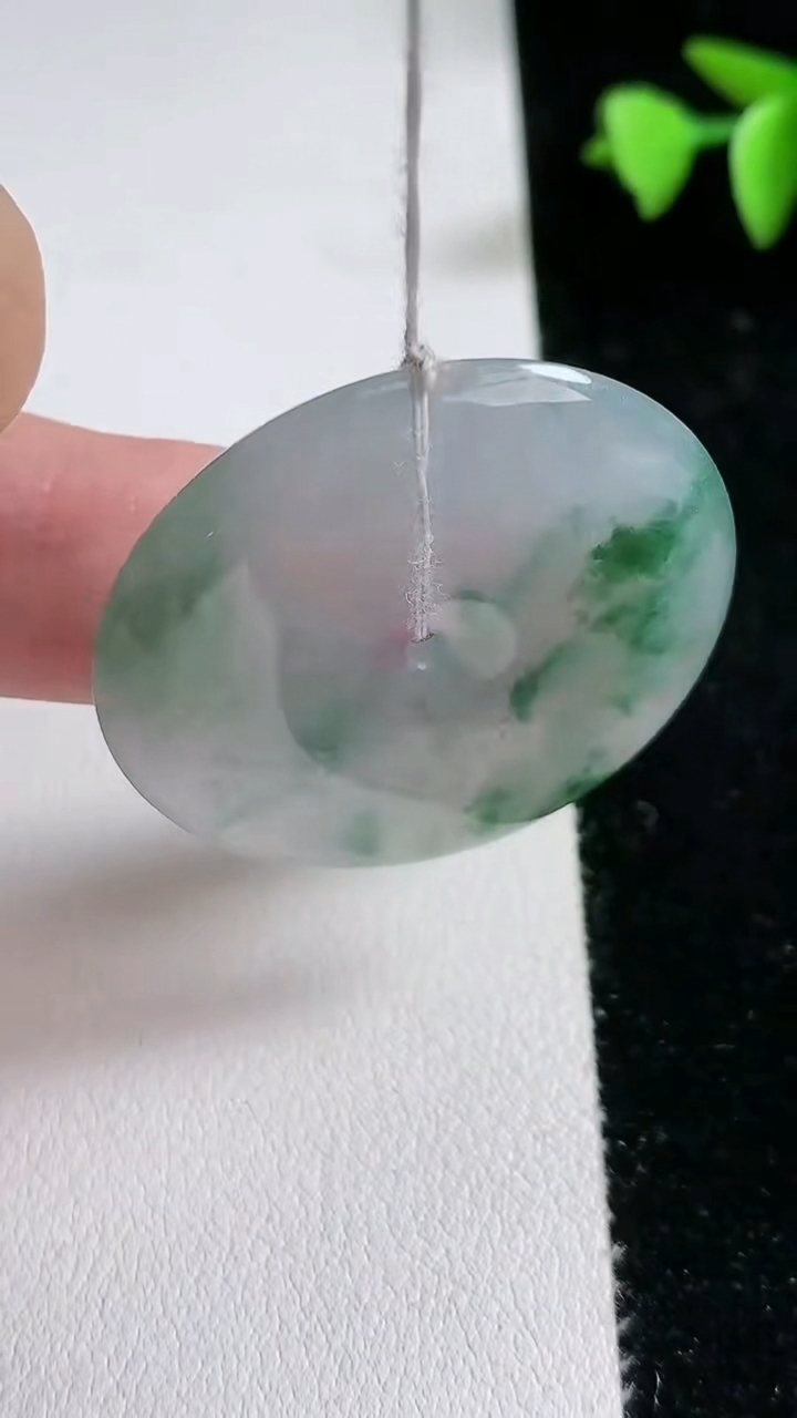 天然A货翡翠冰种飘花平安扣吊坠，尺寸36.8-5，重量:15.88g
3月12日