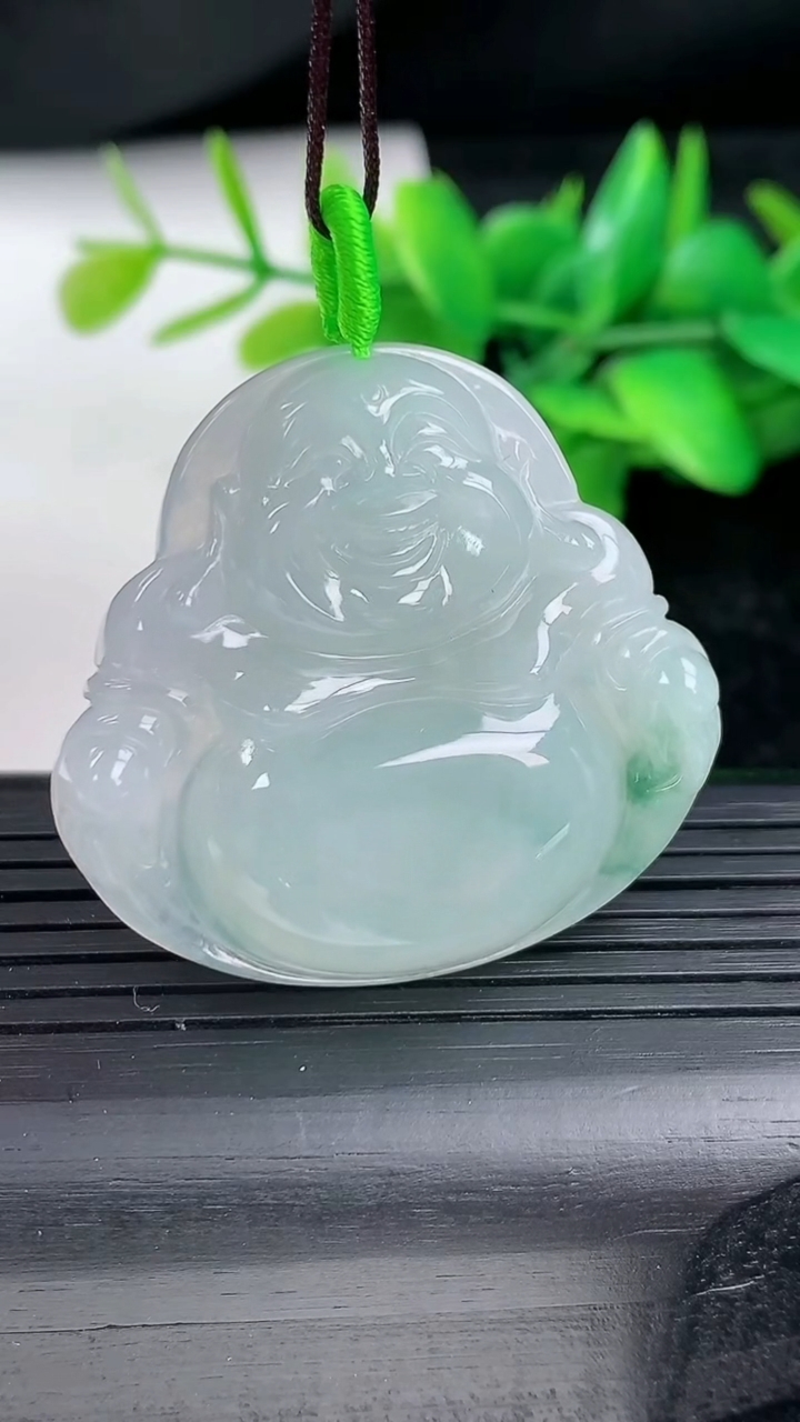 天然A货翡翠冰种飘花佛公吊坠尺寸36.8-39.1-6.4重量:14.93g
3月12日