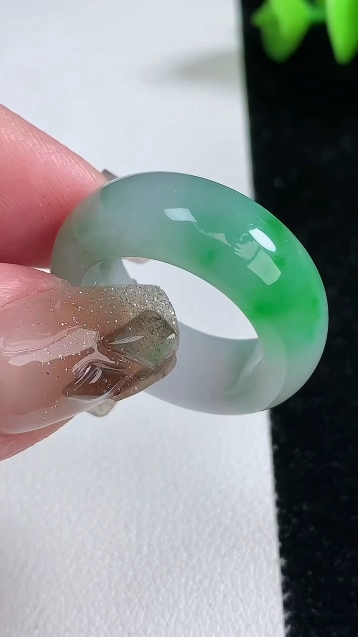 天然A货翡翠指环 戒指 扳指，尺寸19.4-9.2-4.5，重量:9.24g2026年3月12日
工厂直销收藏佳品,种好水足，色泽均匀，有种有色，上手高大气！