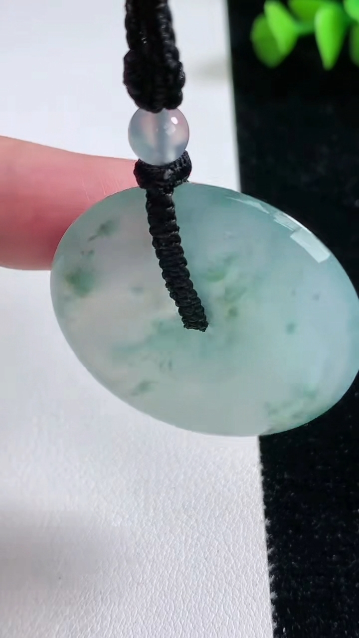 天然A货翡翠种飘花平安扣吊坠，尺寸37.5-5.3，重量:20.84g
3月12日