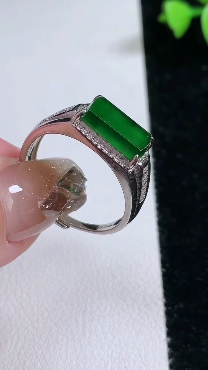 天然A货翡翠马鞍戒指，尺寸11.8-6.5，重量:4.38g2026年3月12日
工厂直销收藏佳品,种好水足，色泽均匀，有种有色，上手高大气！