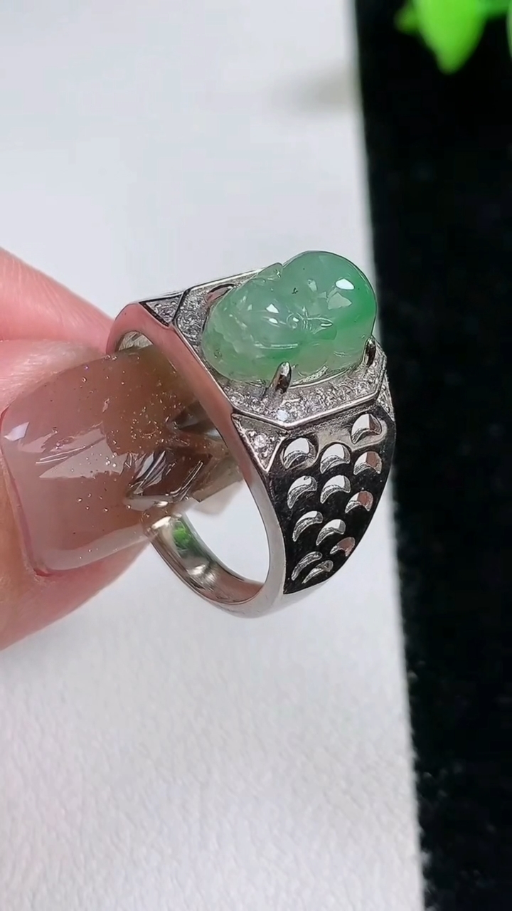 天然A货翡翠金蟾戒指，尺寸12-8.3，重量:4.63g2026年3月12日
工厂直销收藏佳品,种好