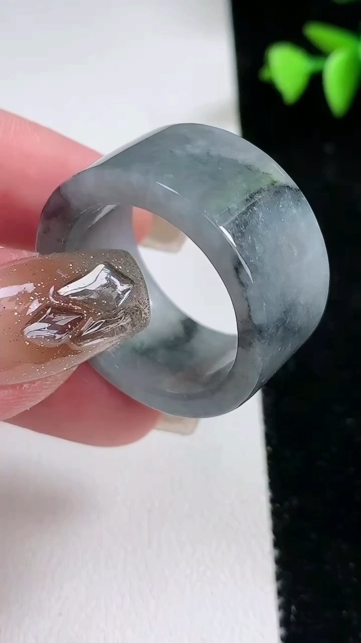 天然A货翡翠乌鸡种扳指 戒指，尺寸23-13.5-3.6，重量:15.16g2026年3月12日
工