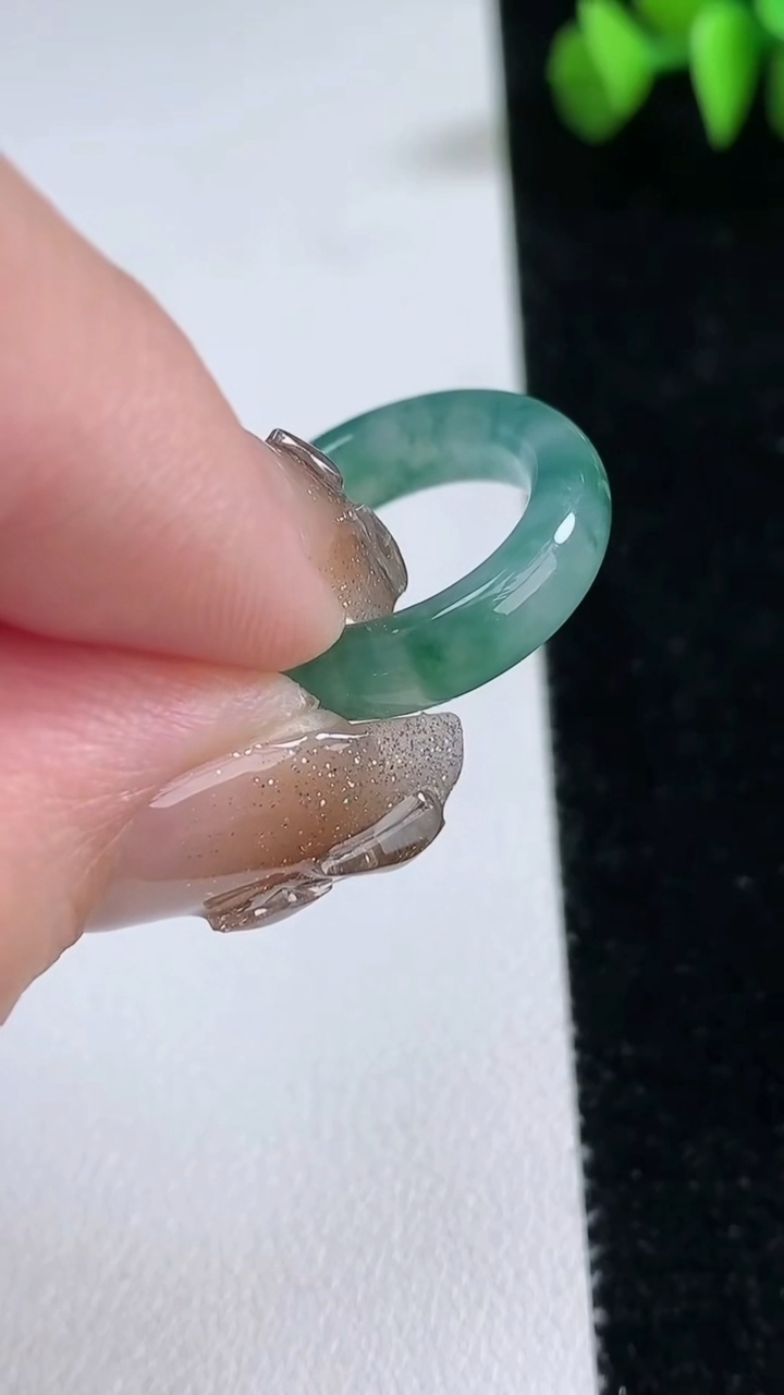 天然A货翡翠冰种飘花指环 戒指，尺寸14.5-5-3.2，重量:3.08g2026年3月12日
工厂直销收藏佳品,种好水足，色泽均匀，有种有色，上手高大气！