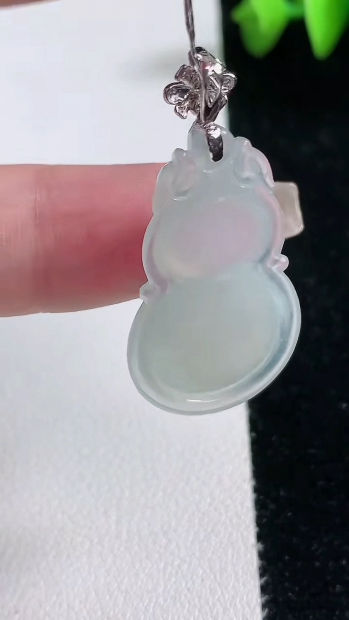 天然A货翡翠葫芦吊坠，尺寸33.6-19-6.2，重量:6.33g
3月12日