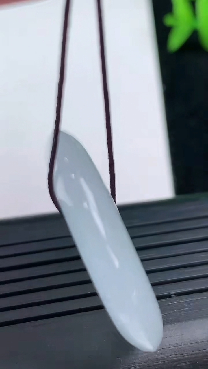 天然A货翡翠平安扣吊坠尺寸32.6-6重量:14.80g
3月12日