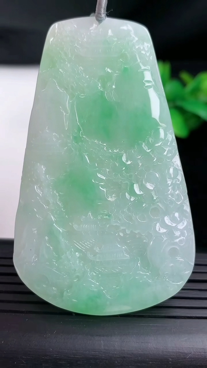 天然A货翡翠山水牌吊坠尺寸69.1-43.1-5.2重量:34.31g
3月12日