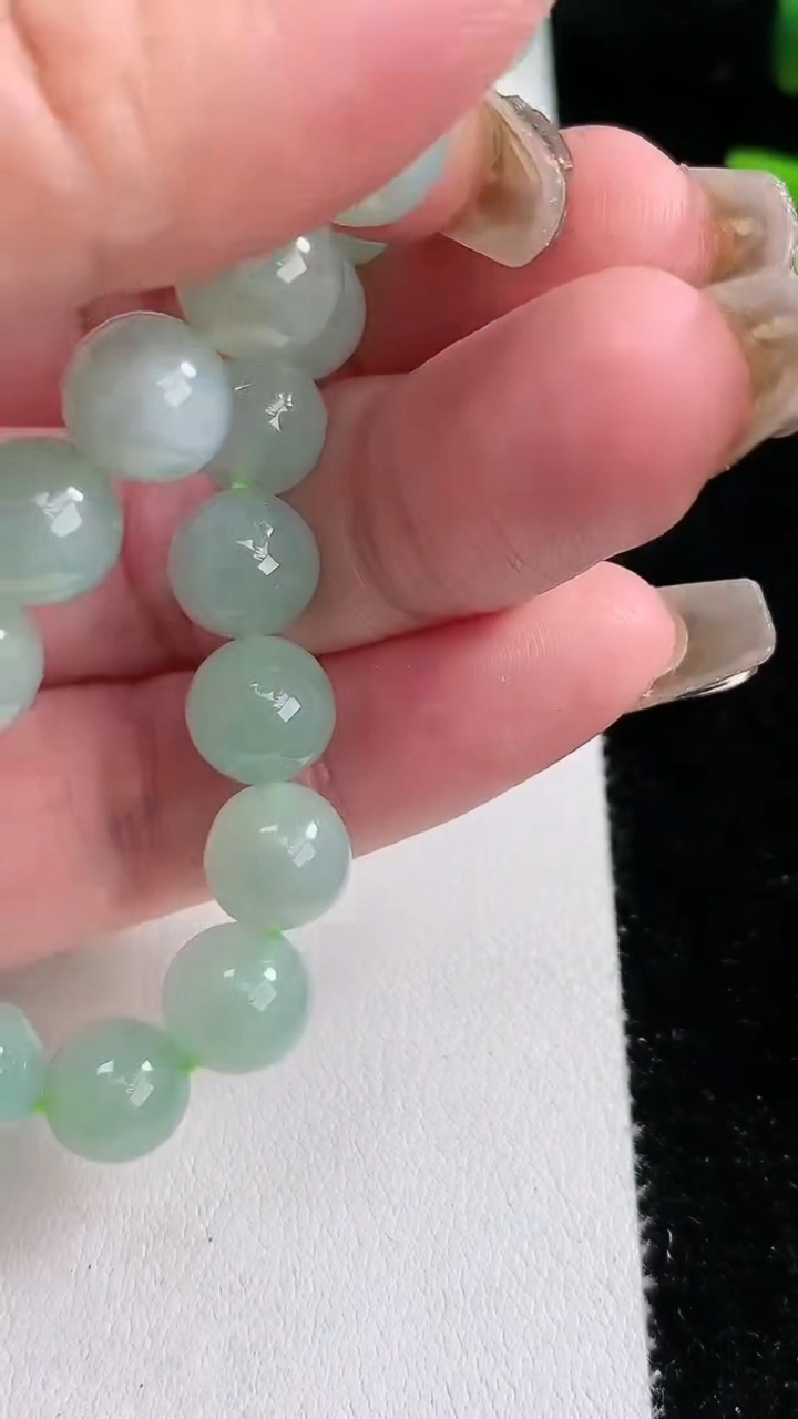 天然A货翡翠圆珠手串，尺寸9.2，重量:27.63g3月12日
工厂直销收藏佳品,种好水足，色泽均匀，有种有色，上手高大气！