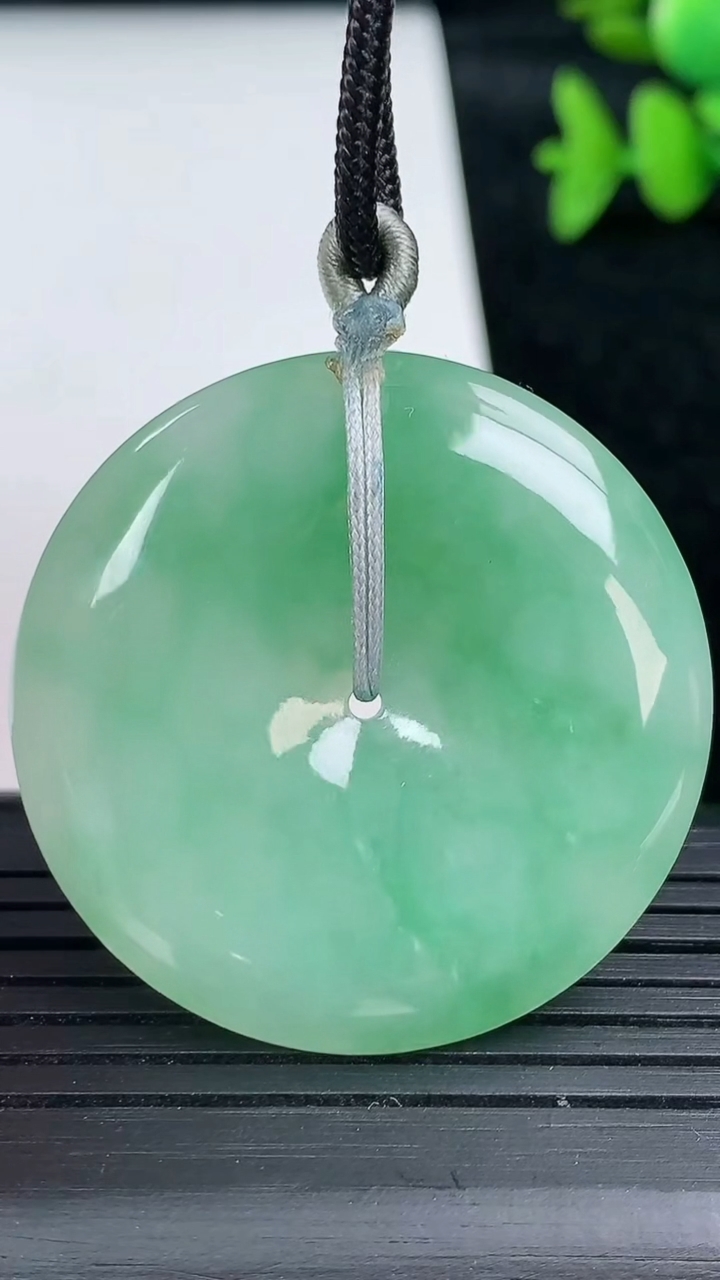 天然A货翡翠平安扣吊坠尺寸36.7-6.2重量:18.09g
3月12日