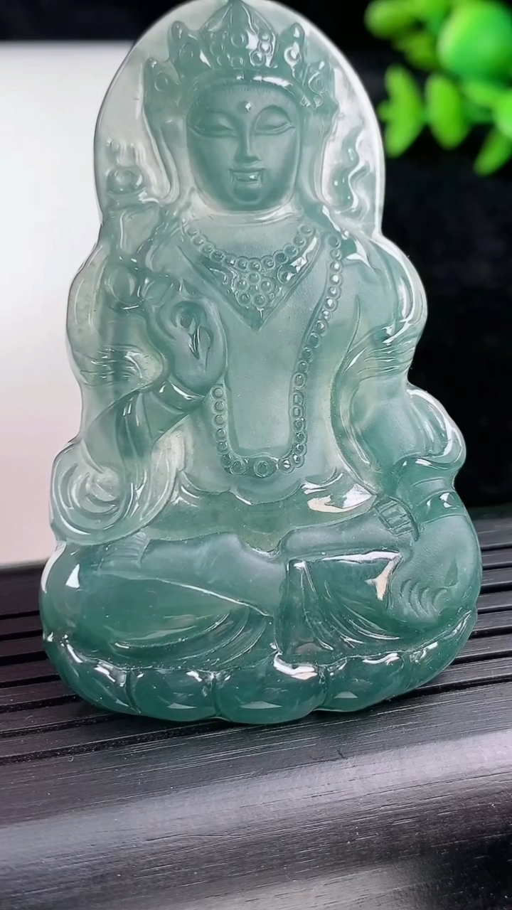 天然A货翡翠蓝水度母观音吊坠尺寸64.9-39.6-5.5重量:23.77g
3月12日