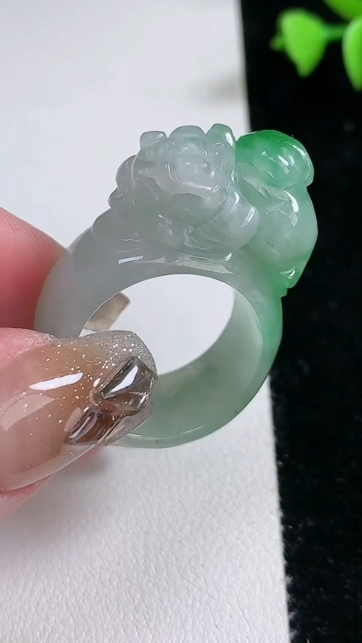 天然A货翡翠貔貅扳指 戒指，尺寸21-12-13，重量:15.55g2026年3月12日
工厂直销收藏佳品,种好水足，色泽均匀，有种有色，上手高大气！
