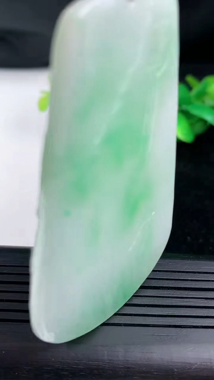 天然A货翡翠山水牌吊坠尺寸69.1-43.1-5.2重量:34.31g
3月12日