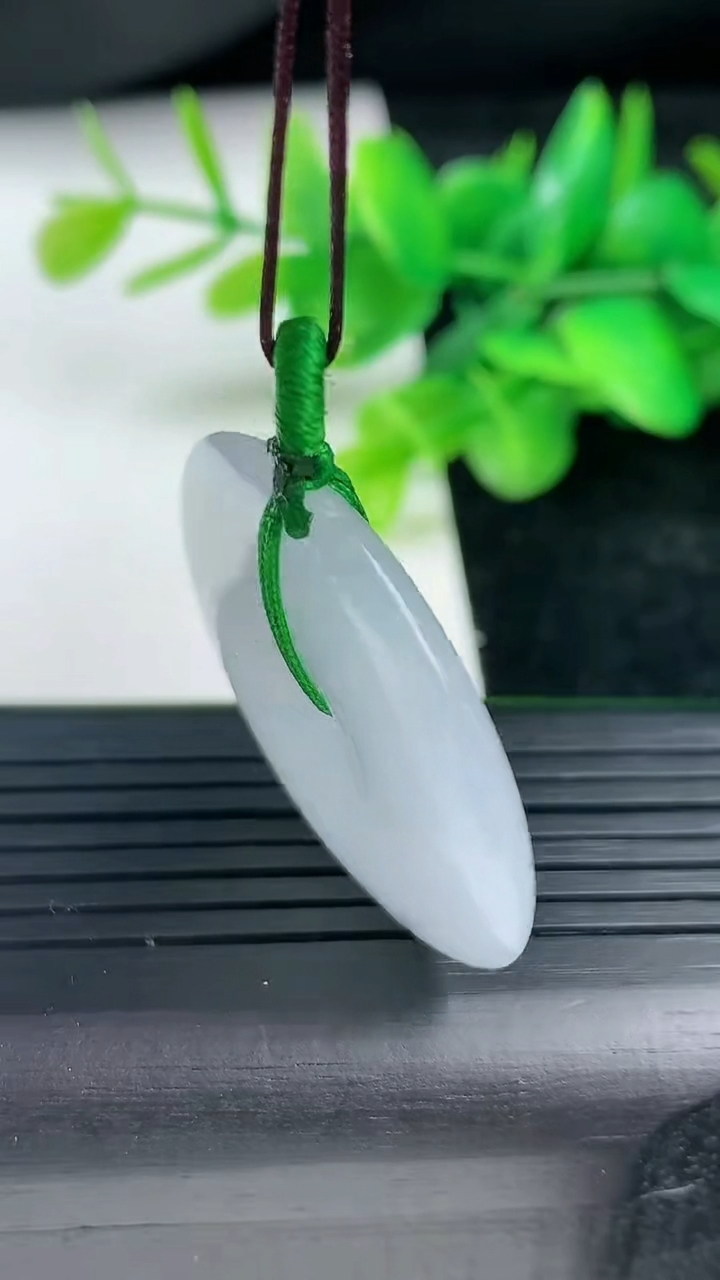 天然A货翡翠平安扣吊坠尺寸33.5-4.9重量:13.00g
3月12日