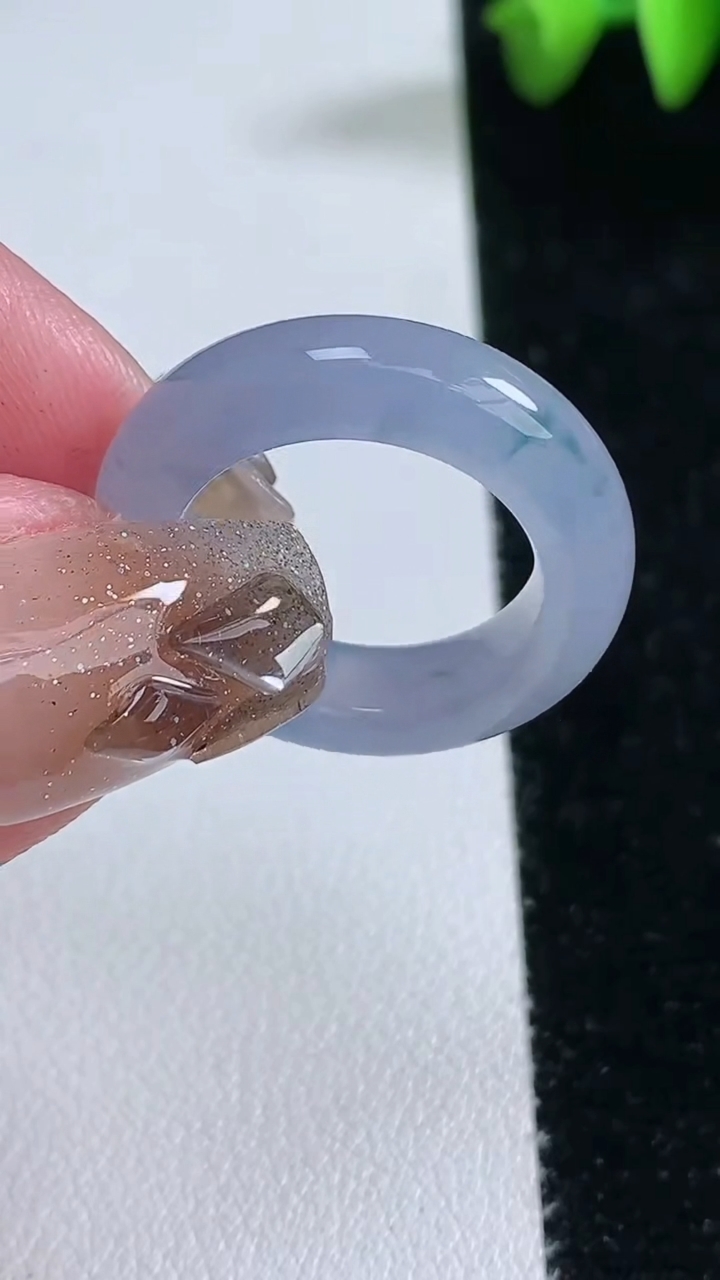 天然A货翡翠种紫罗兰 飘花指环 戒指，尺寸17-5.6-4.4，重量:5.24g2026年3月12日
工厂直销收藏佳品,种好水足，色泽均匀，有种有色，上手高大气！